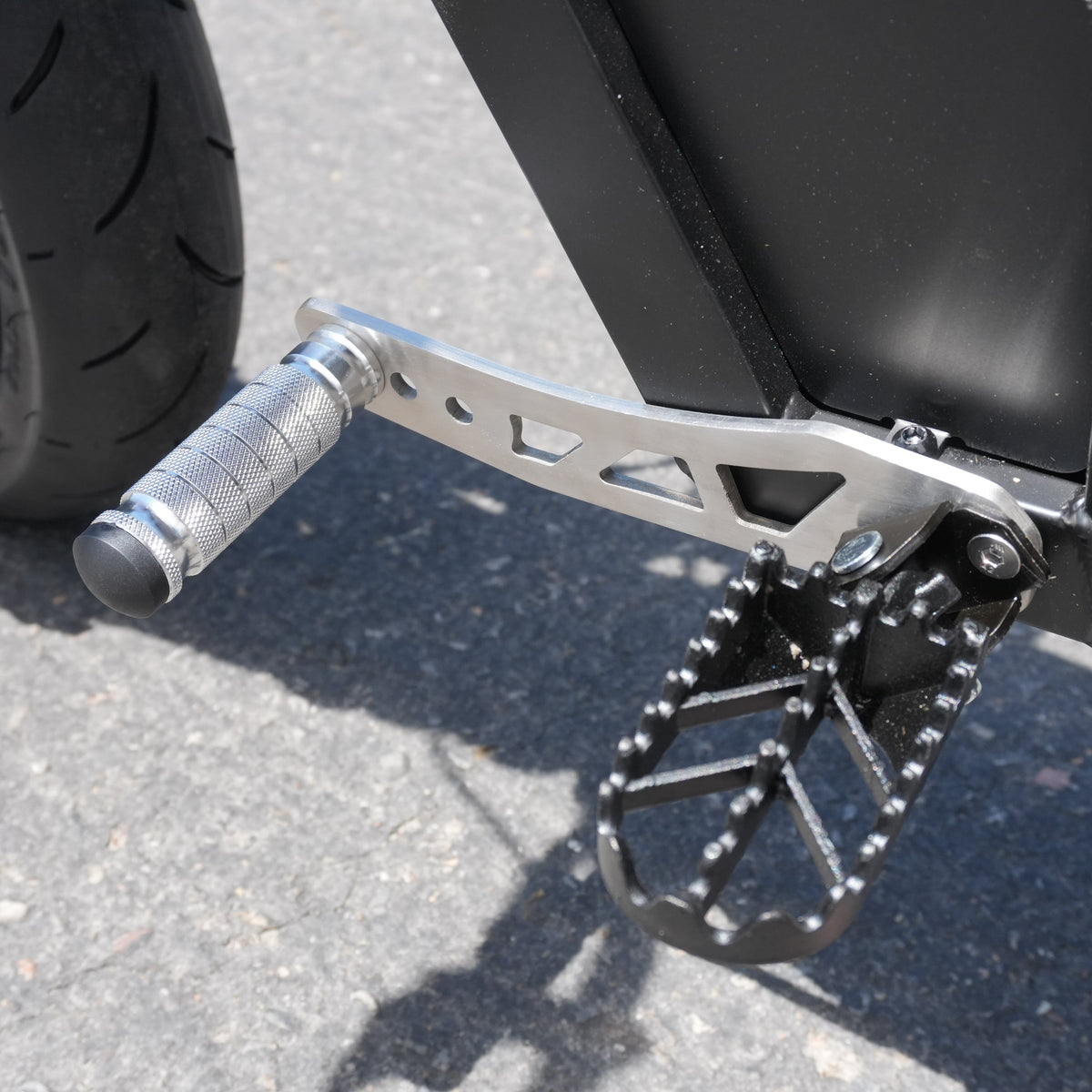 E-Moto Shift Lock Stunt Pegs for Tuttio Soleil01